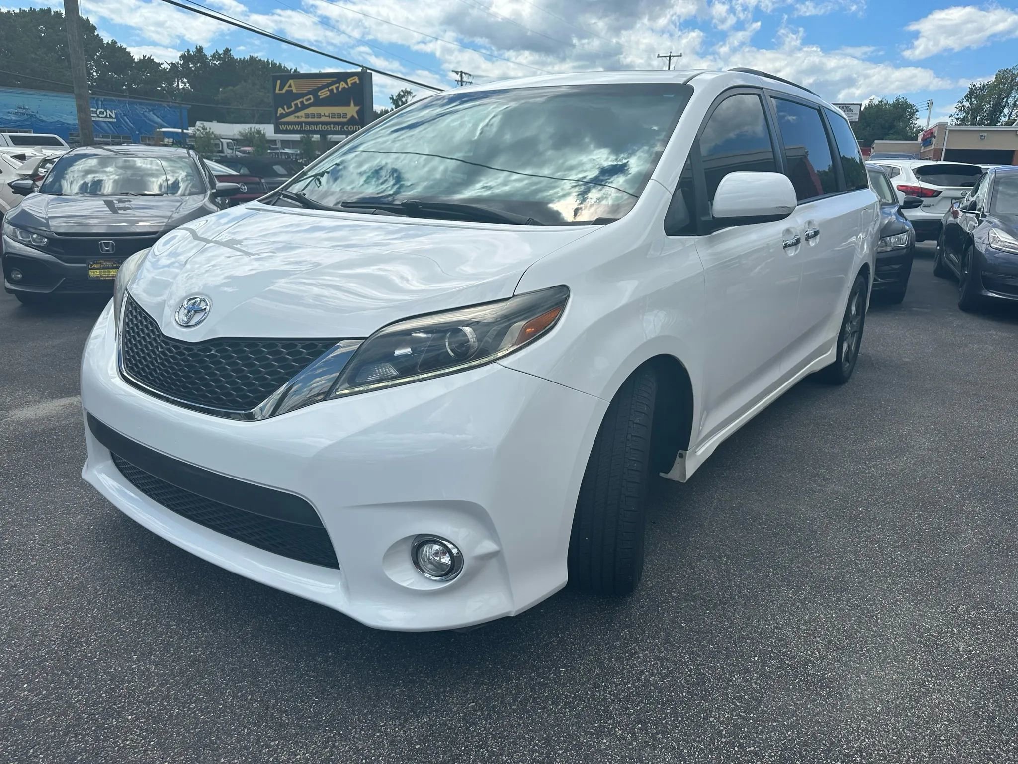 Used 2017 Toyota Sienna SE image 7