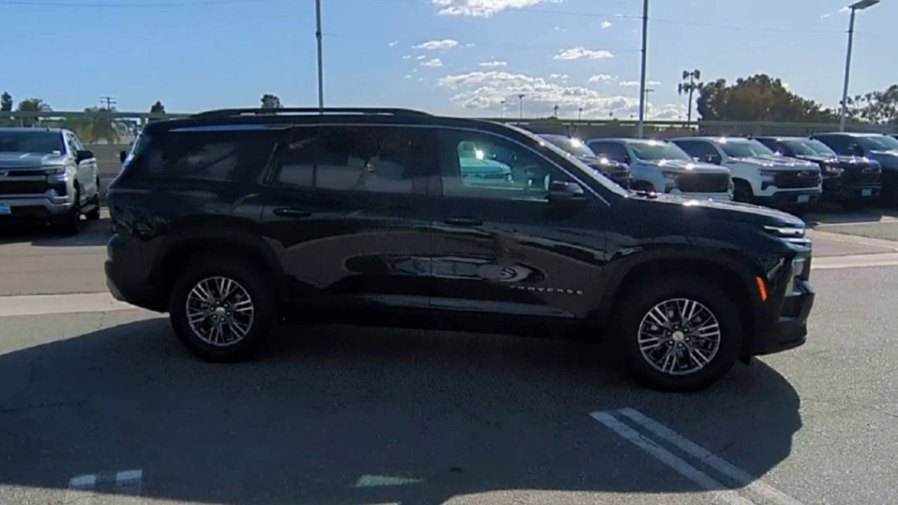 Used 2025 Chevrolet Traverse LT AWD/4WD image 9