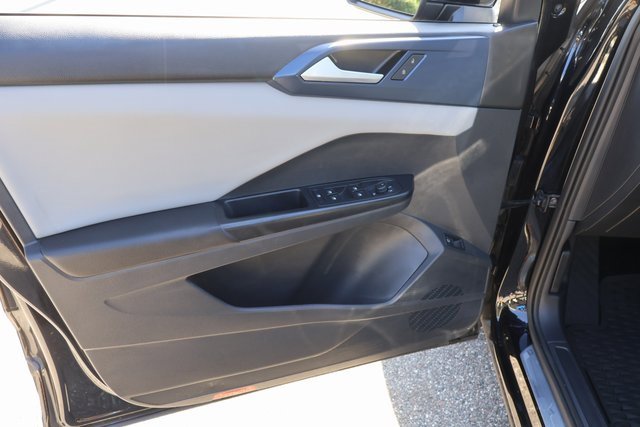 Certified 2023 Volkswagen Taos SE w/ Black Wheel Package image 10