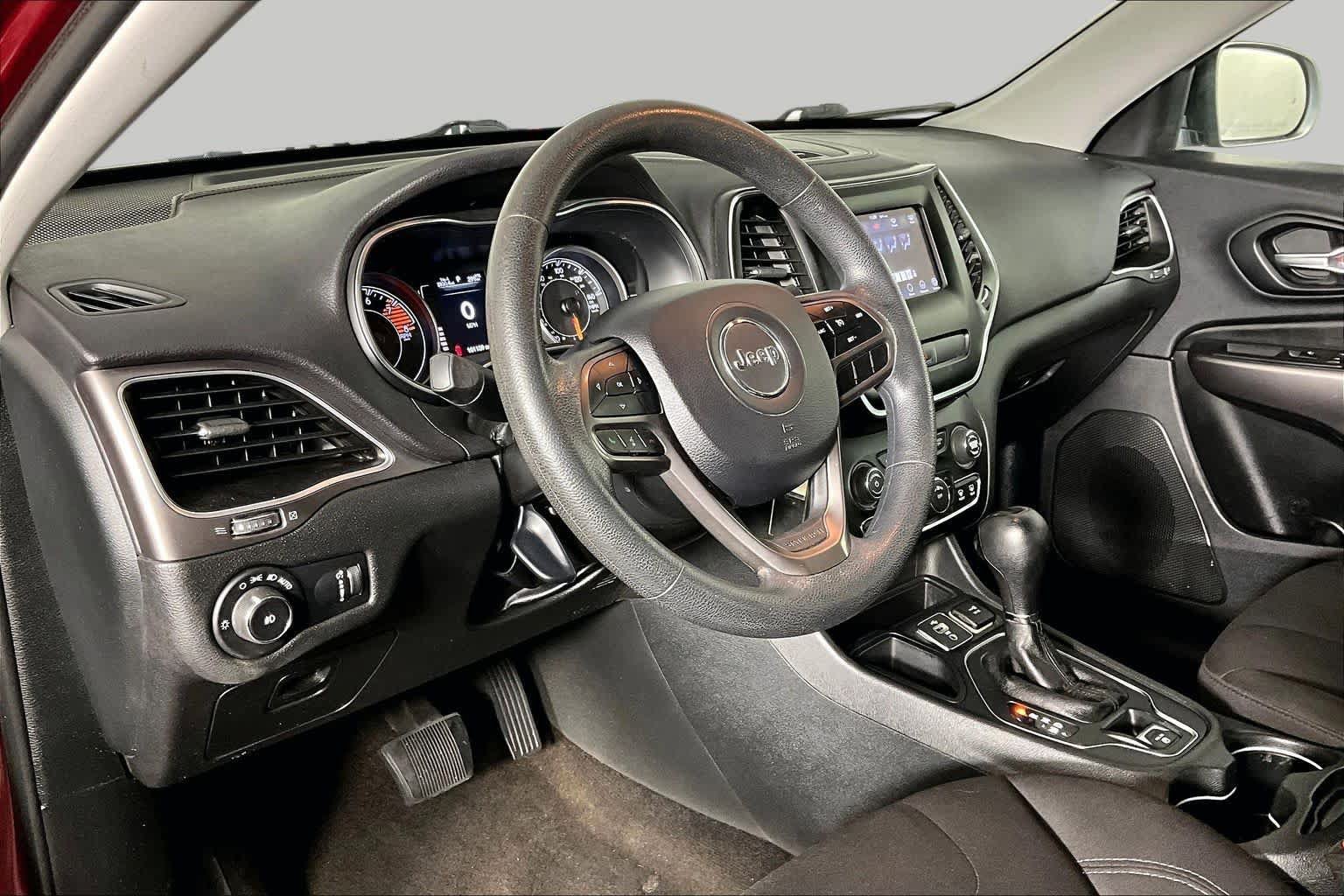 Used 2019 Jeep Cherokee Latitude w/ Popular Appearance Group FWD image 17