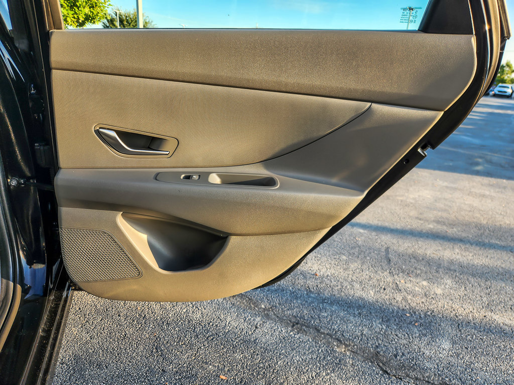 Used 2024 Hyundai Elantra SE FWD image 18