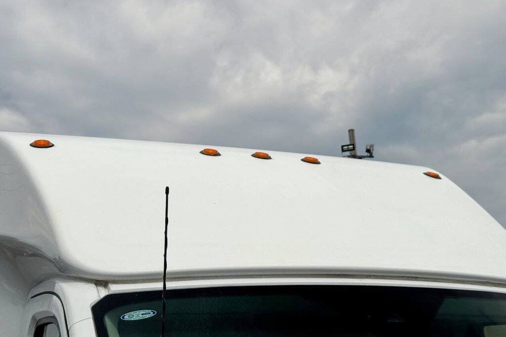 Used 2023 Ford E-Transit RWD image 11