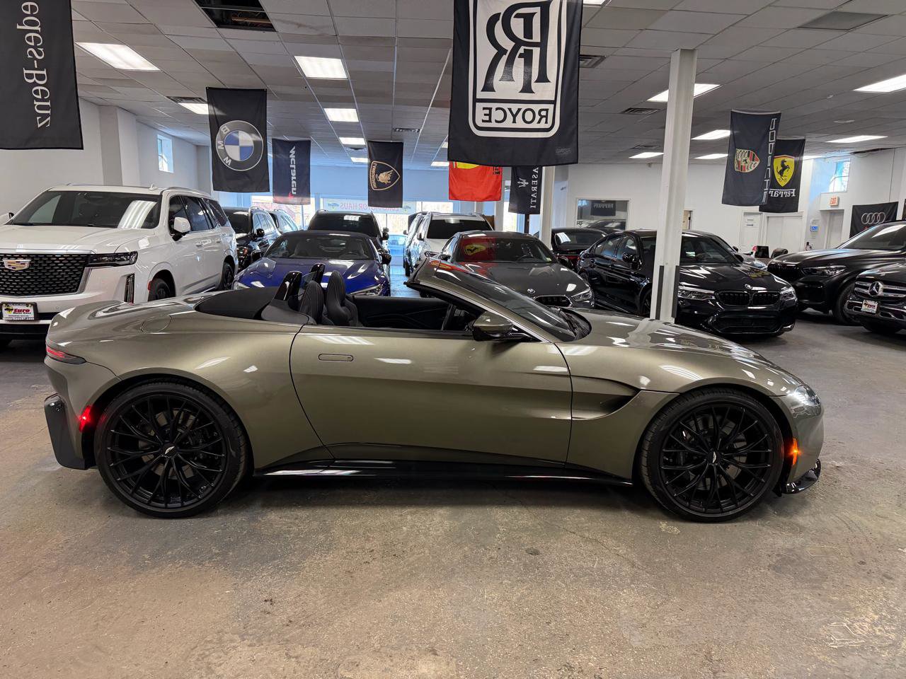 Used 2023 Aston Martin V8 Vantage Roadster image 6