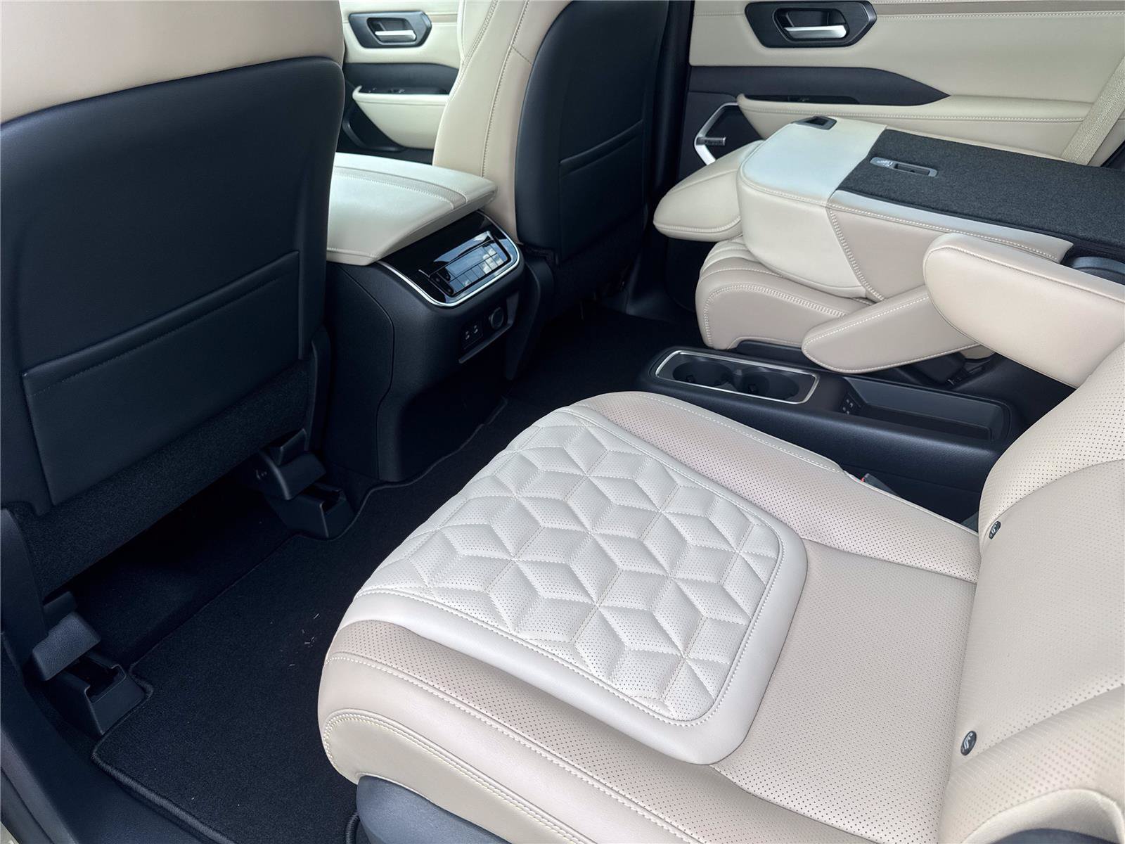 New 2026 Nissan Armada Platinum RWD image 32
