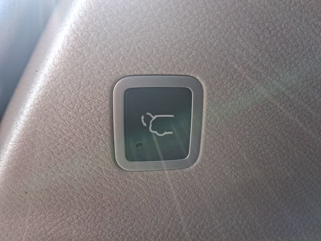Used 2020 Chrysler Pacifica Touring-L FWD image 14