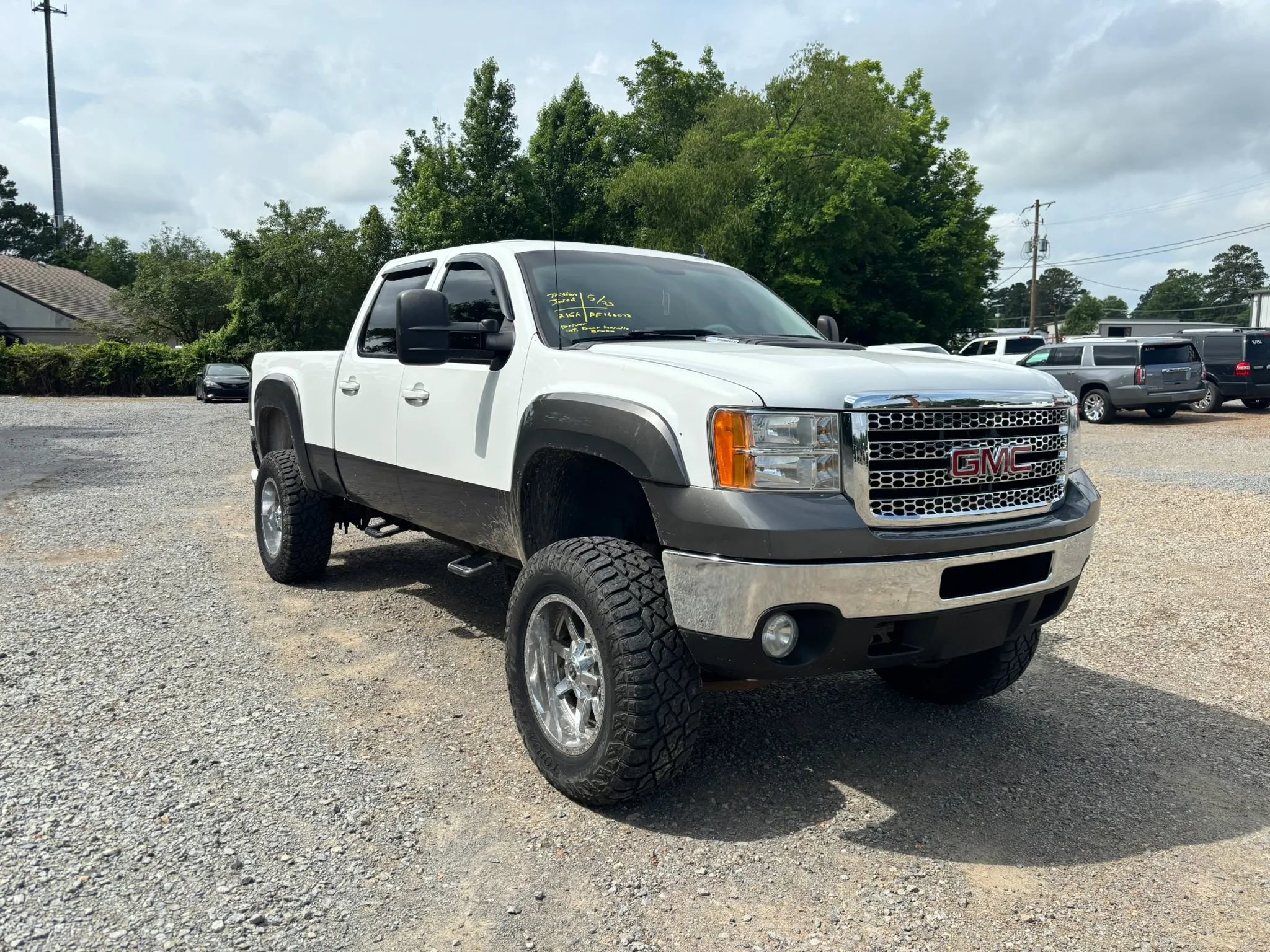 Used 2011 GMC Sierra 2500 SLE w/ SLE Preferred Package AWD/4WD image 2
