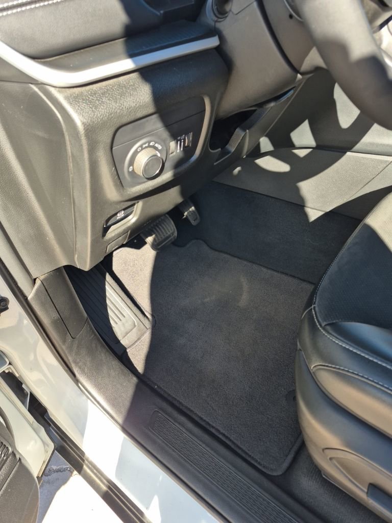 Used 2023 Jeep Grand Cherokee L Altitude AWD/4WD image 23