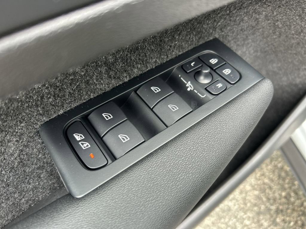 New 2026 Volvo XC40 B5 Ultra AWD/4WD image 16
