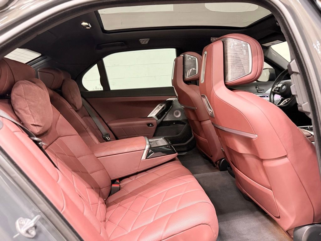 Used 2024 BMW i7 xDrive60 image 48