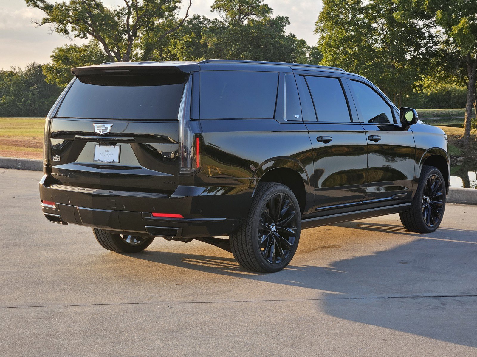 New 2026 Cadillac Escalade ESV Platinum Sport w/ LPO, ONYX Package AWD/4WD image 4