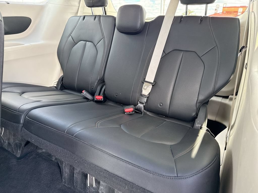 Used 2018 Chrysler Pacifica Touring-L FWD image 24