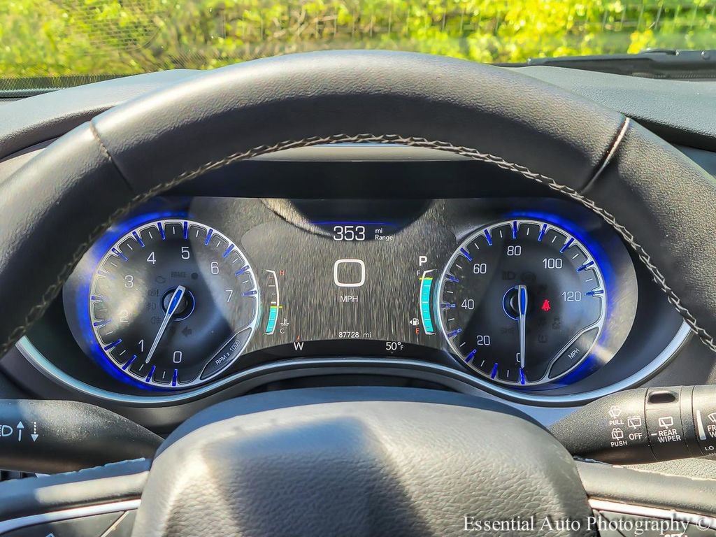 Used 2023 Chrysler Pacifica Touring-L FWD image 17