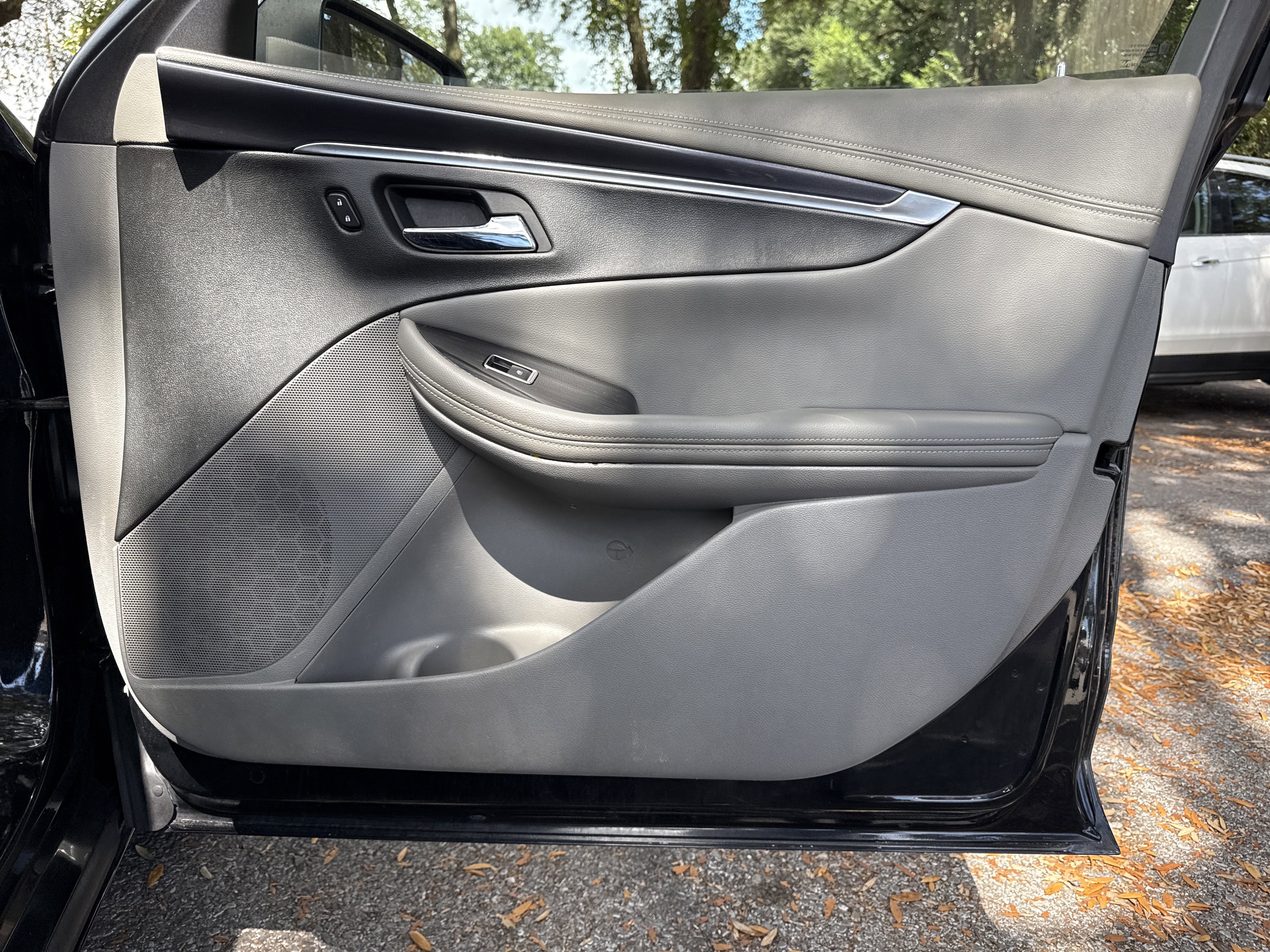 Used 2017 Chevrolet Impala LT image 24