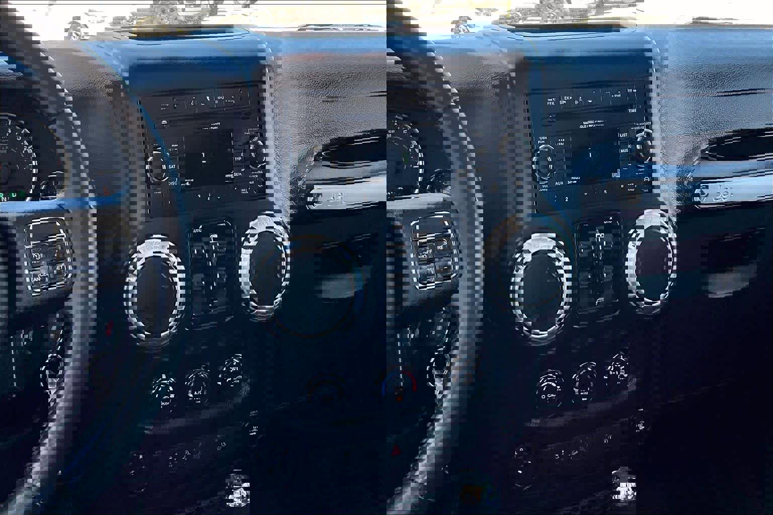 Used 2016 Jeep Wrangler Unlimited Rubicon w/ Connectivity Group image 7