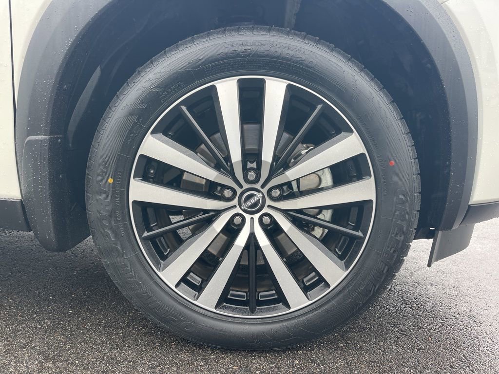 Used 2024 Nissan Pathfinder Platinum w/ Black Appearance Package image 39