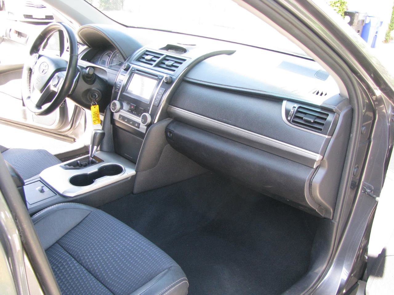 Used 2013 Toyota Camry SE FWD image 12