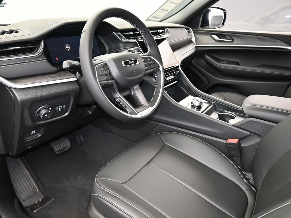 Used 2025 Jeep Grand Cherokee Limited image 10