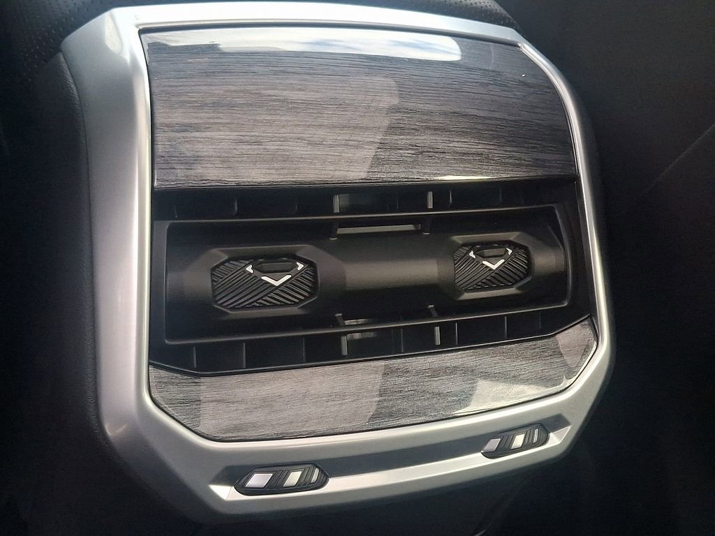 Used 2025 BMW 760i xDrive w/ Executive Package image 11