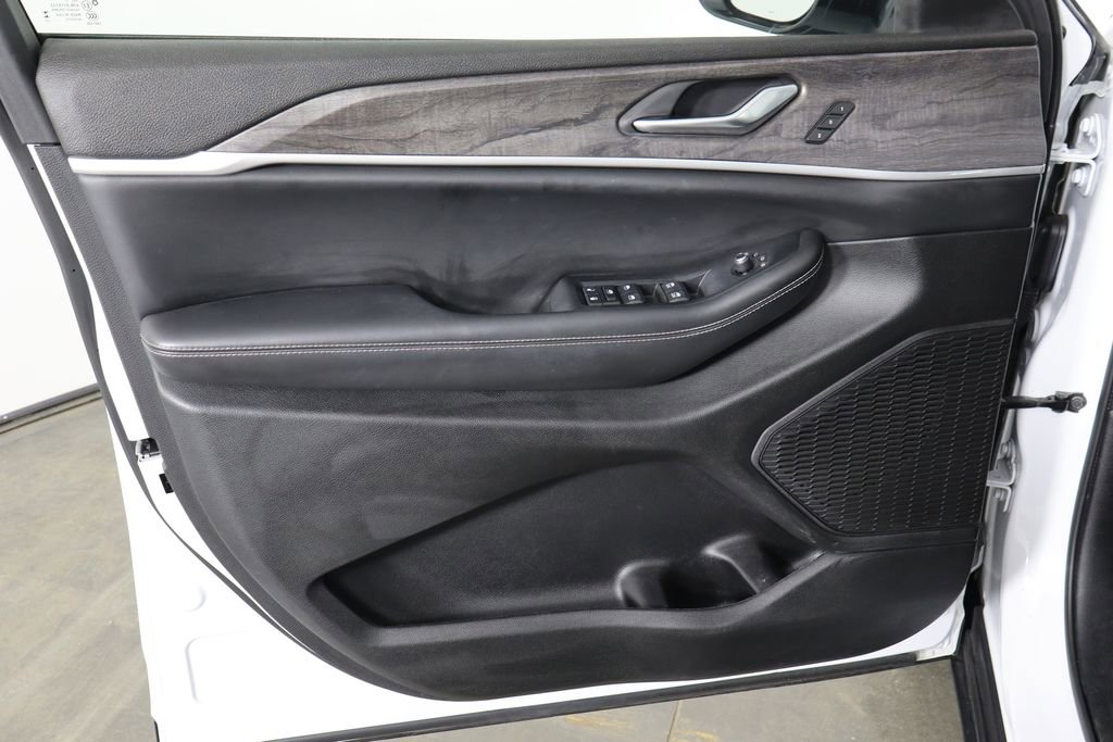 Used 2023 Jeep Grand Cherokee Limited AWD/4WD image 19