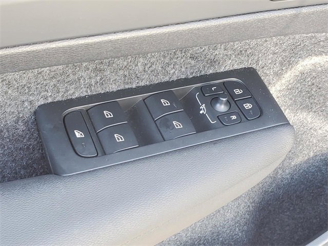 Certified 2025 Volvo XC40 B5 Core w/ Protection Package Premier image 12