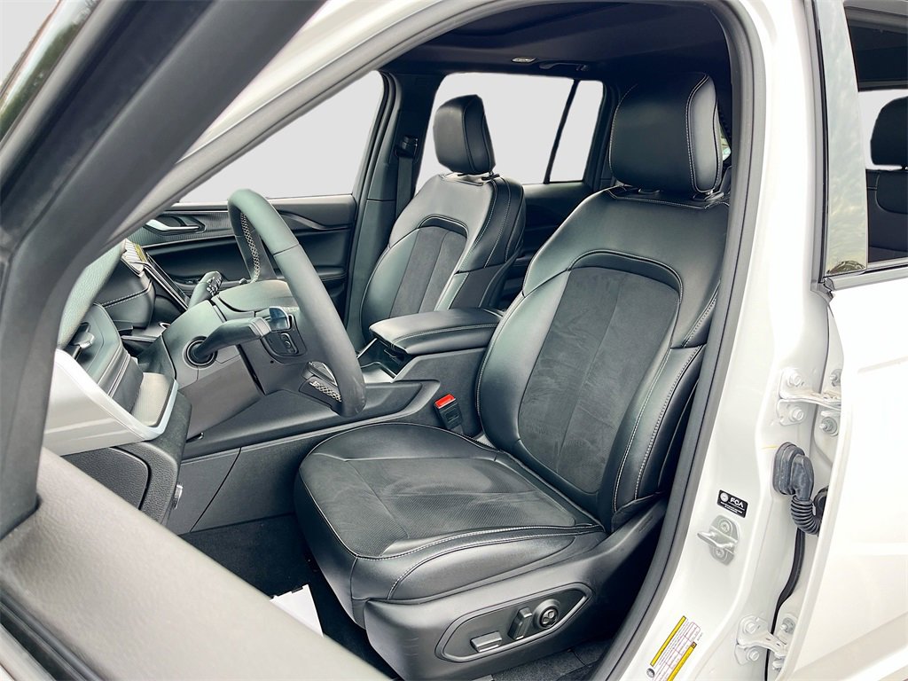 Certified 2025 Jeep Grand Cherokee Altitude image 20