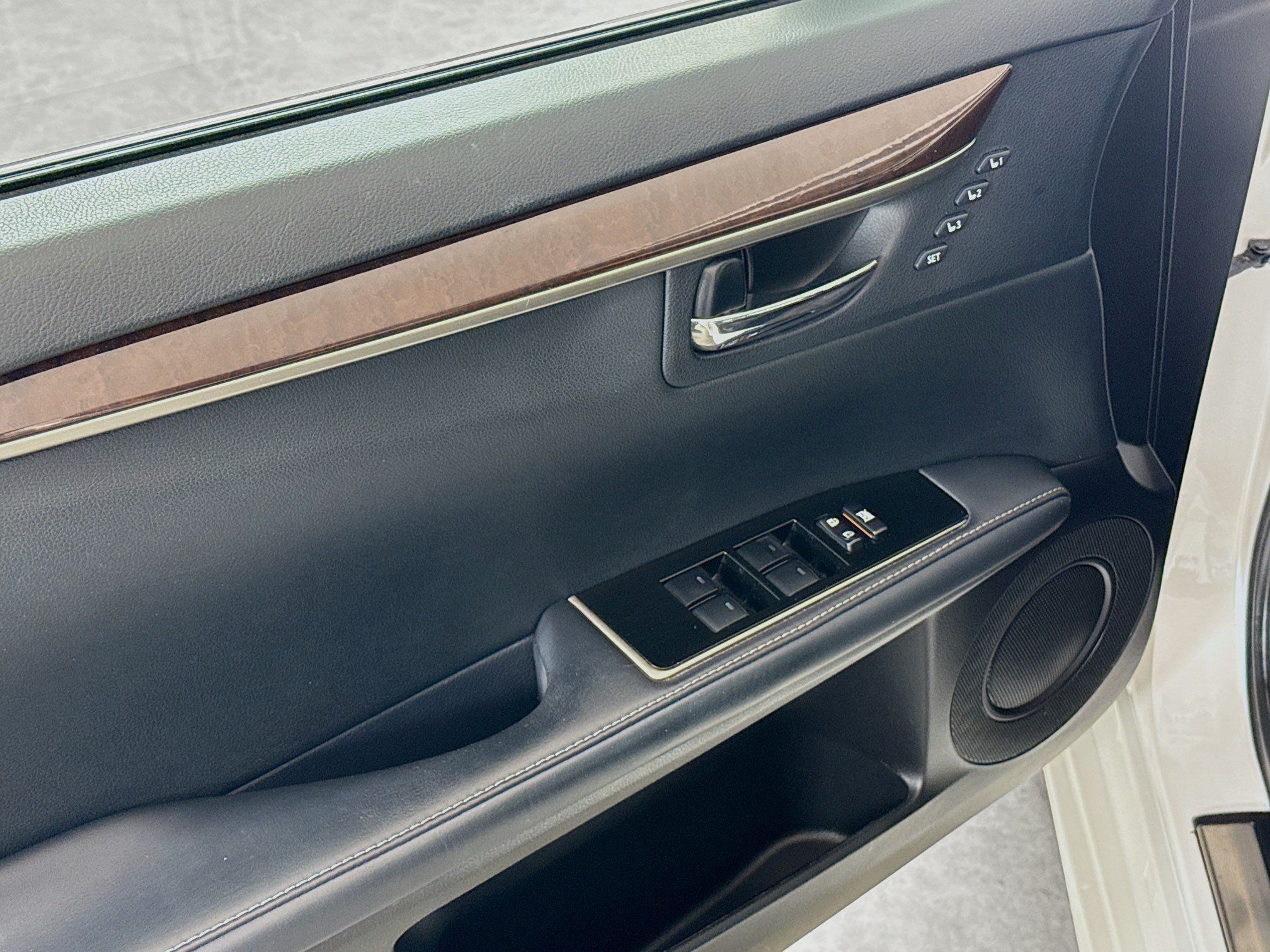 Used 2016 Lexus ES 350 w/ Luxury Package w/Wood Trim FWD image 20
