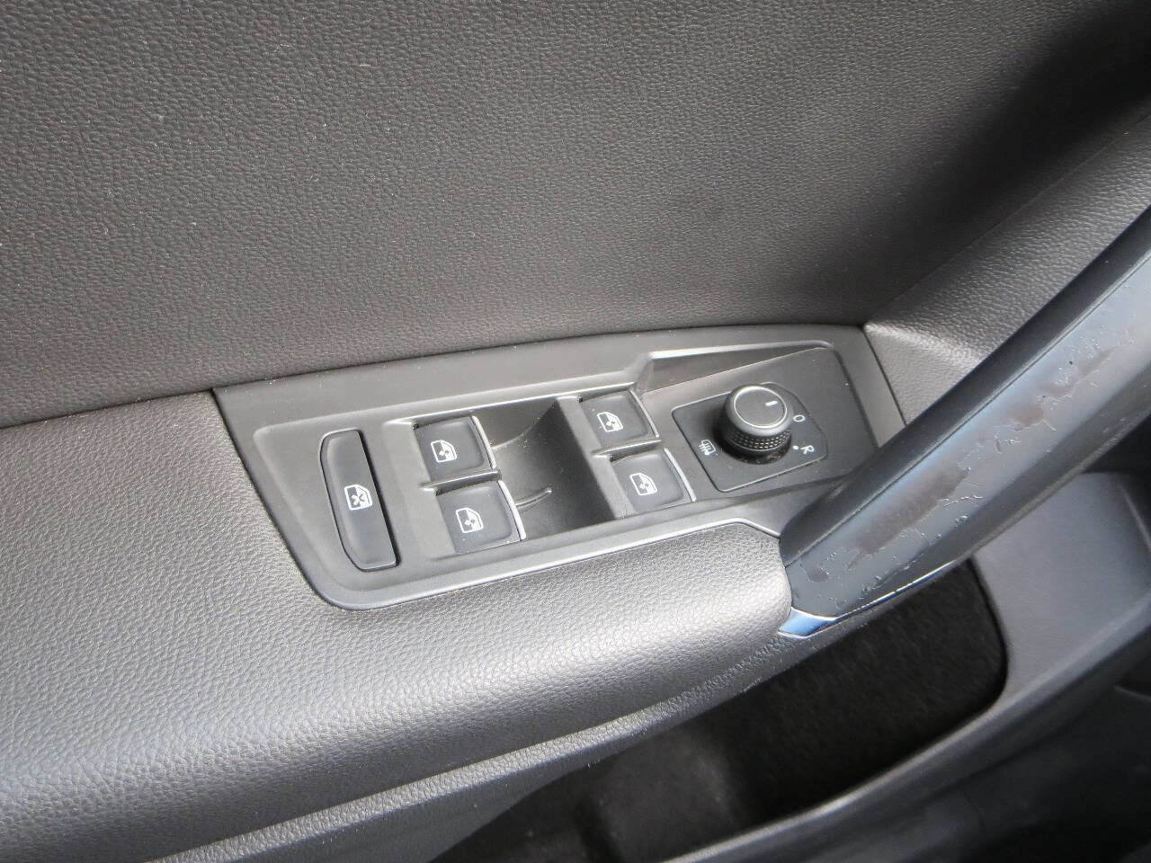 Used 2020 Volkswagen Tiguan SE w/ Panoramic Sunroof Package image 36