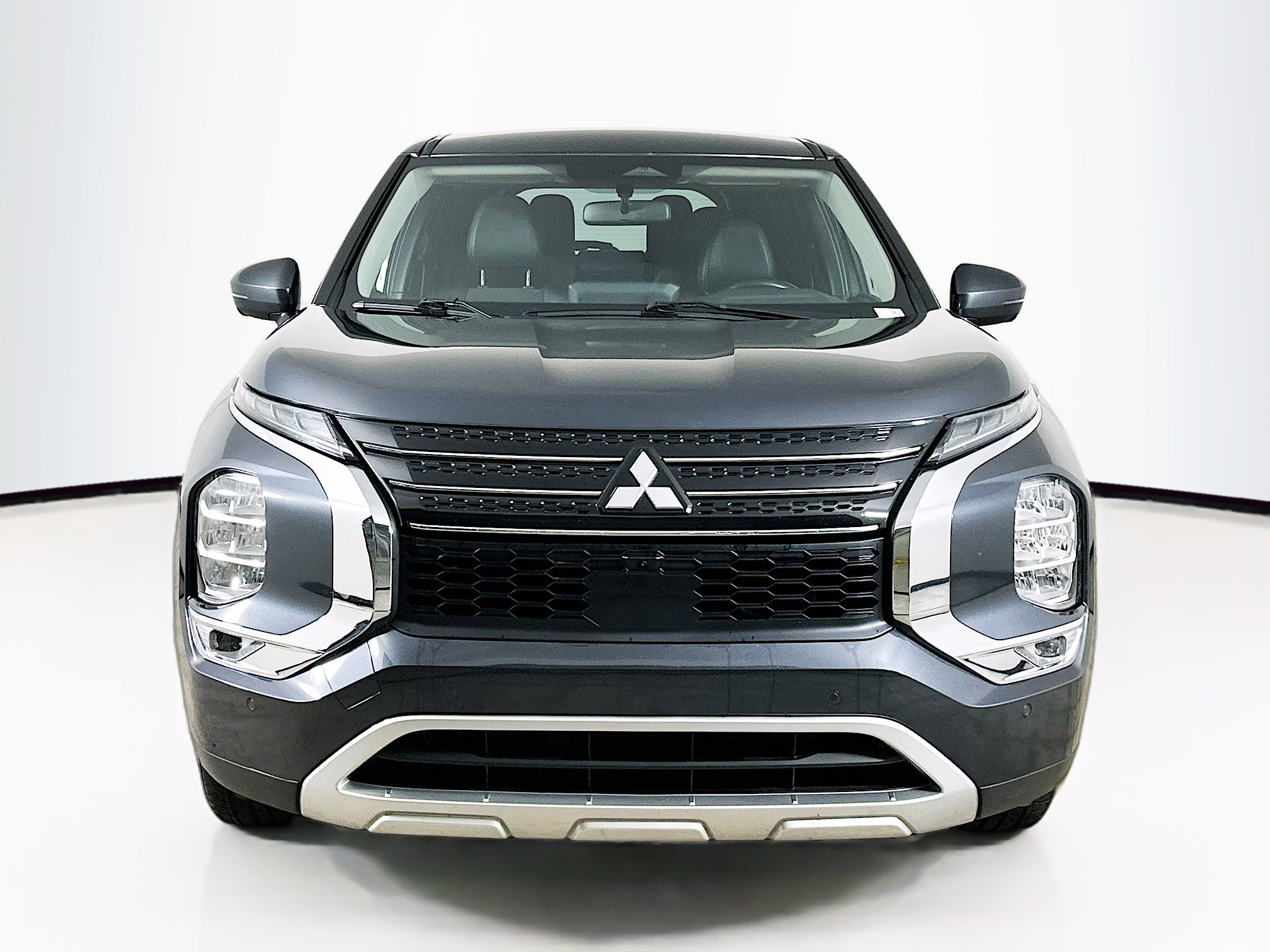 Used 2024 Mitsubishi Outlander SE image 2