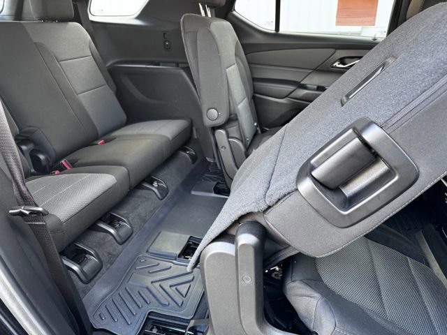 Used 2023 Chevrolet Traverse LT w/ Rear Camera Mirror Package image 28