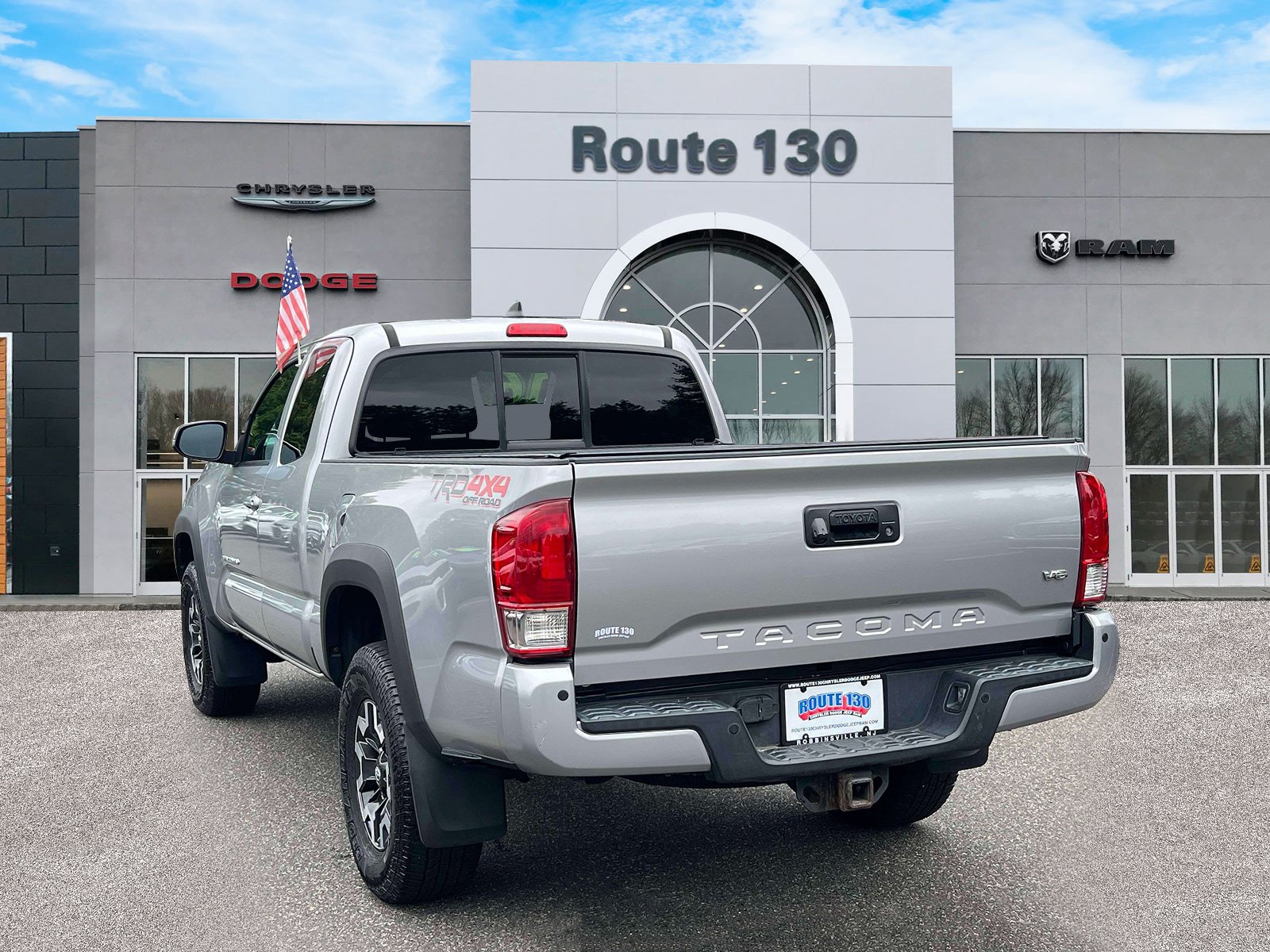 Used 2016 Toyota Tacoma TRD Off-Road w/ Premium & Technology Package AWD/4WD image 3
