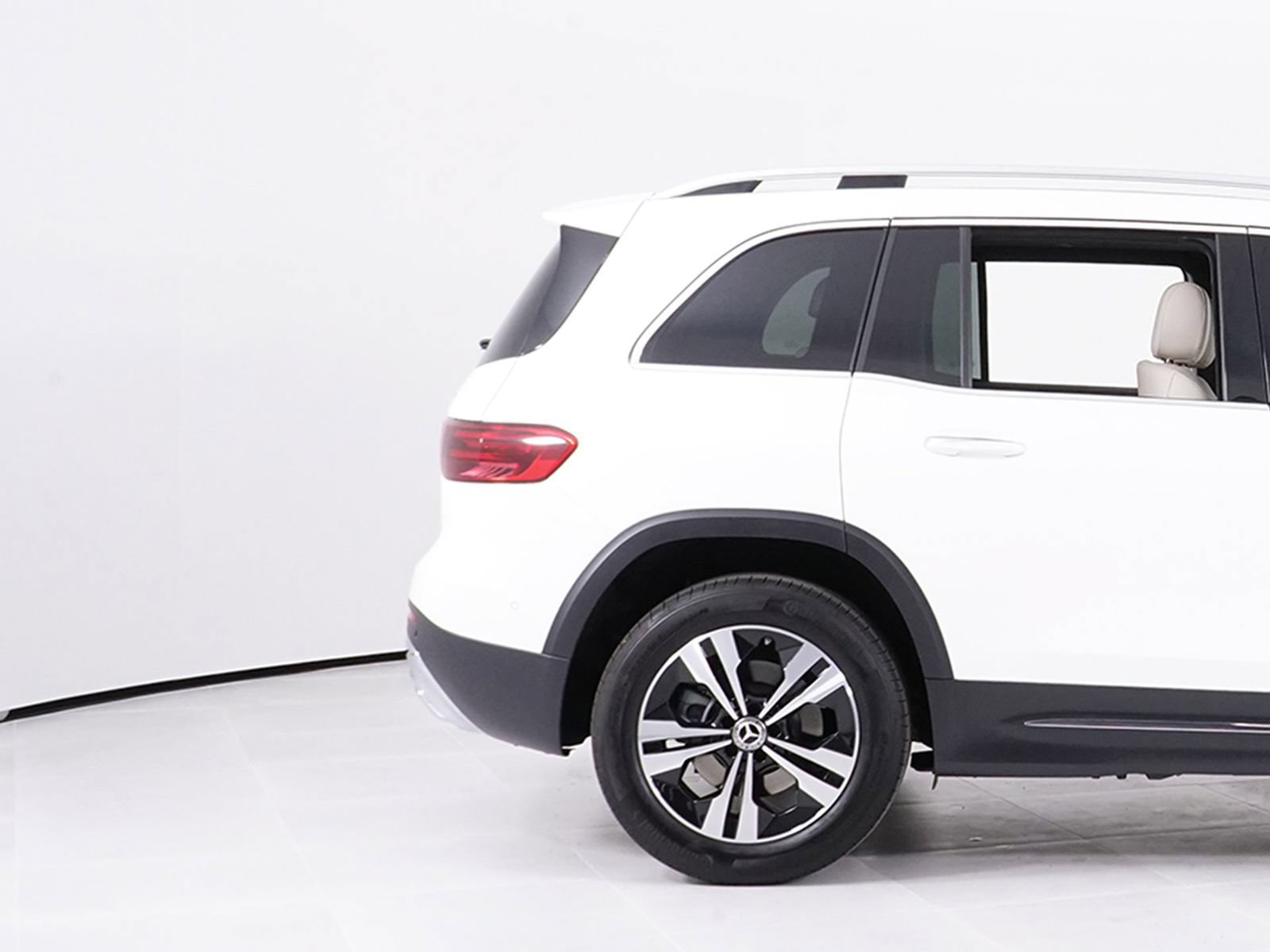 Used 2025 Mercedes-Benz GLB 250 4MATIC image 14