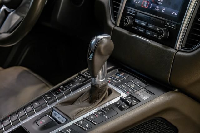 Used 2018 Porsche Macan Sport Edition AWD/4WD image 32