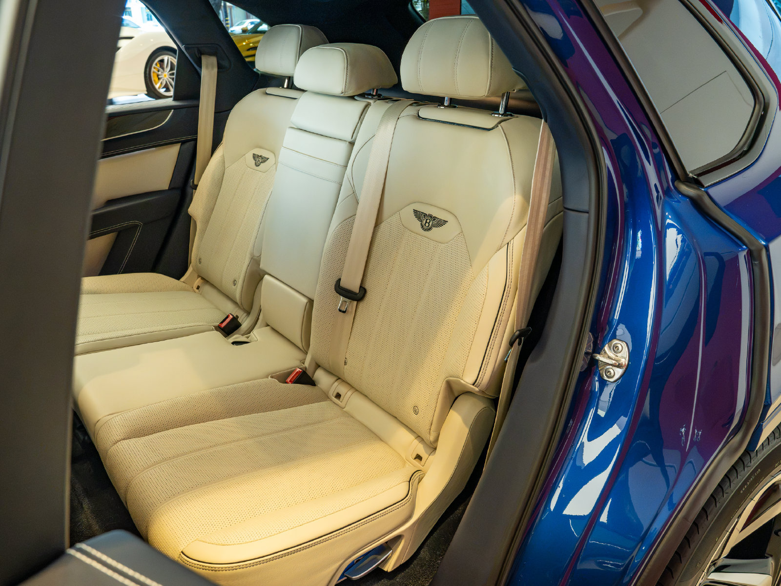 Used 2022 Bentley Bentayga AWD/4WD image 14