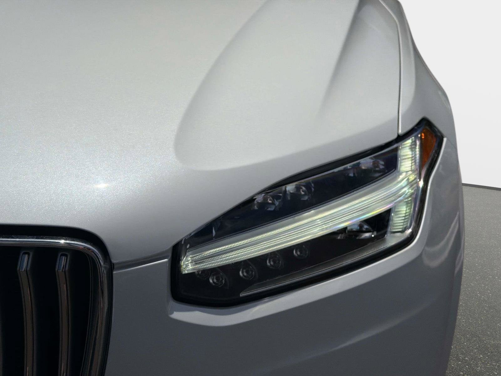 Certified 2024 Volvo XC90 T8 Core AWD/4WD image 9