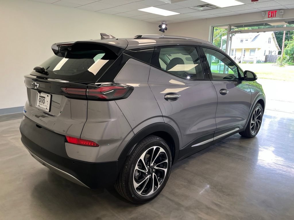 Used 2023 Chevrolet Bolt EUV Premier w/ Super Cruise Package FWD image 2