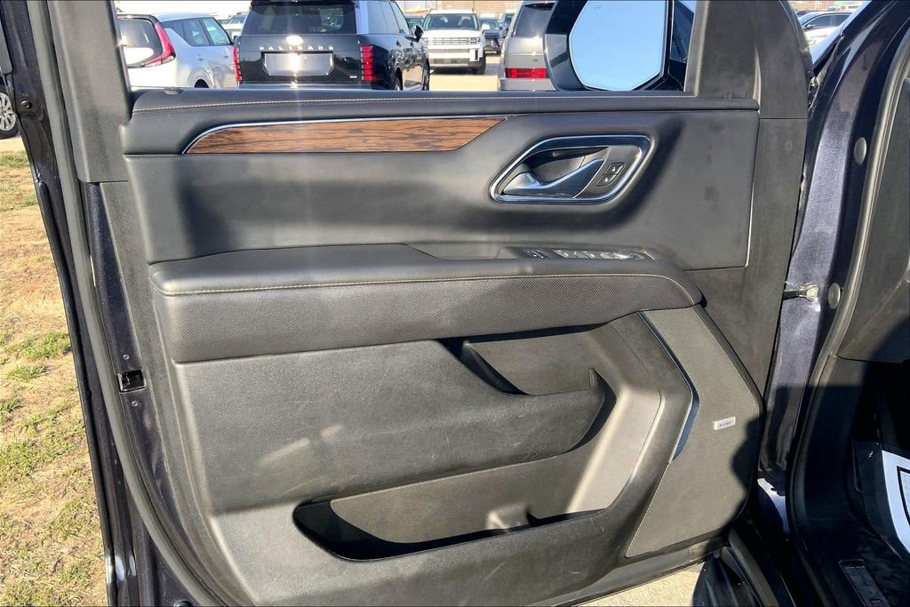Used 2023 Chevrolet Suburban Premier image 19