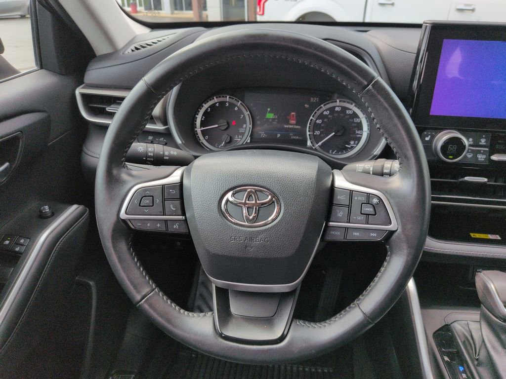 Used 2023 Toyota Highlander XLE image 14