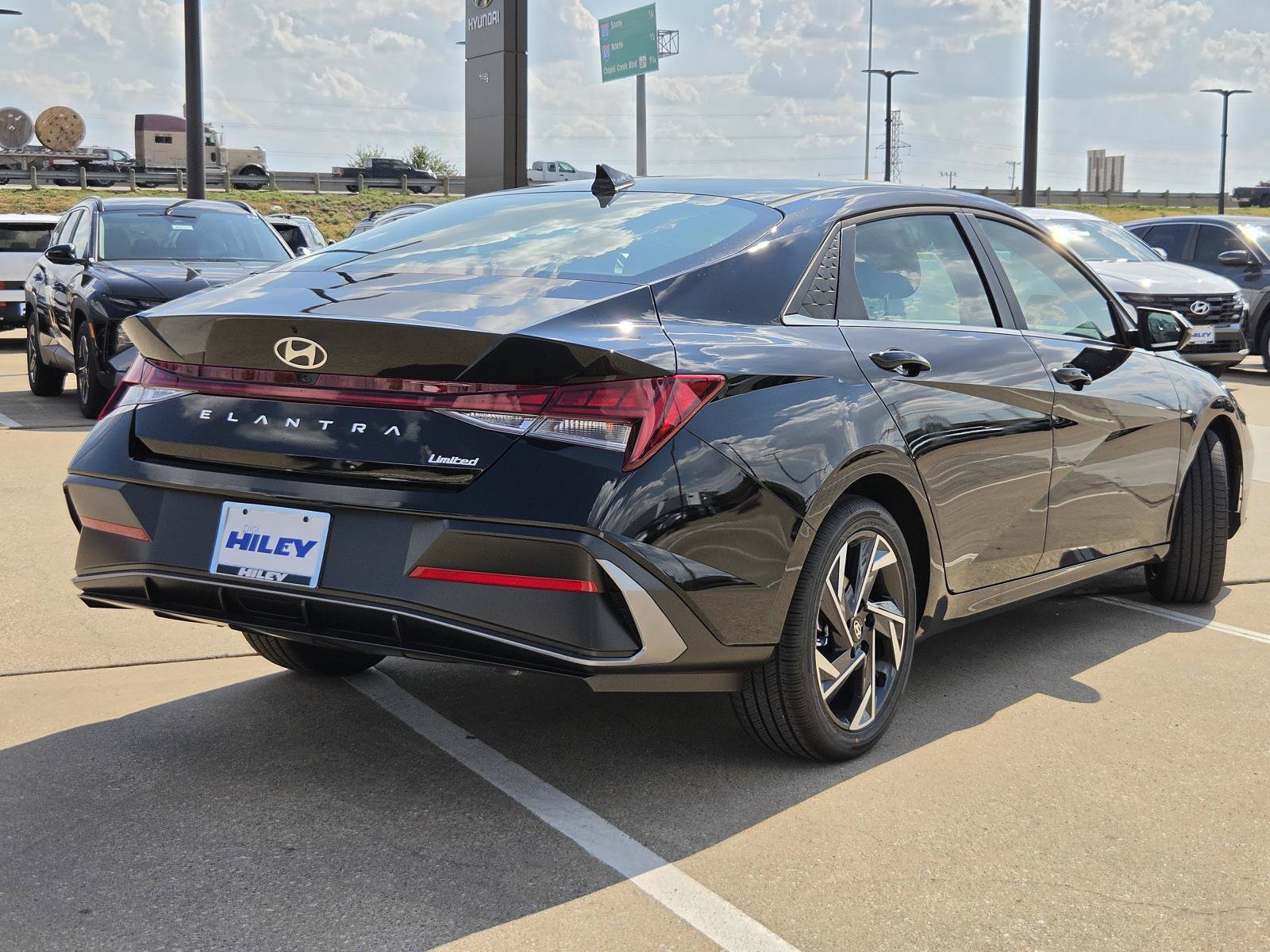 New 2026 Hyundai Elantra Limited FWD image 5