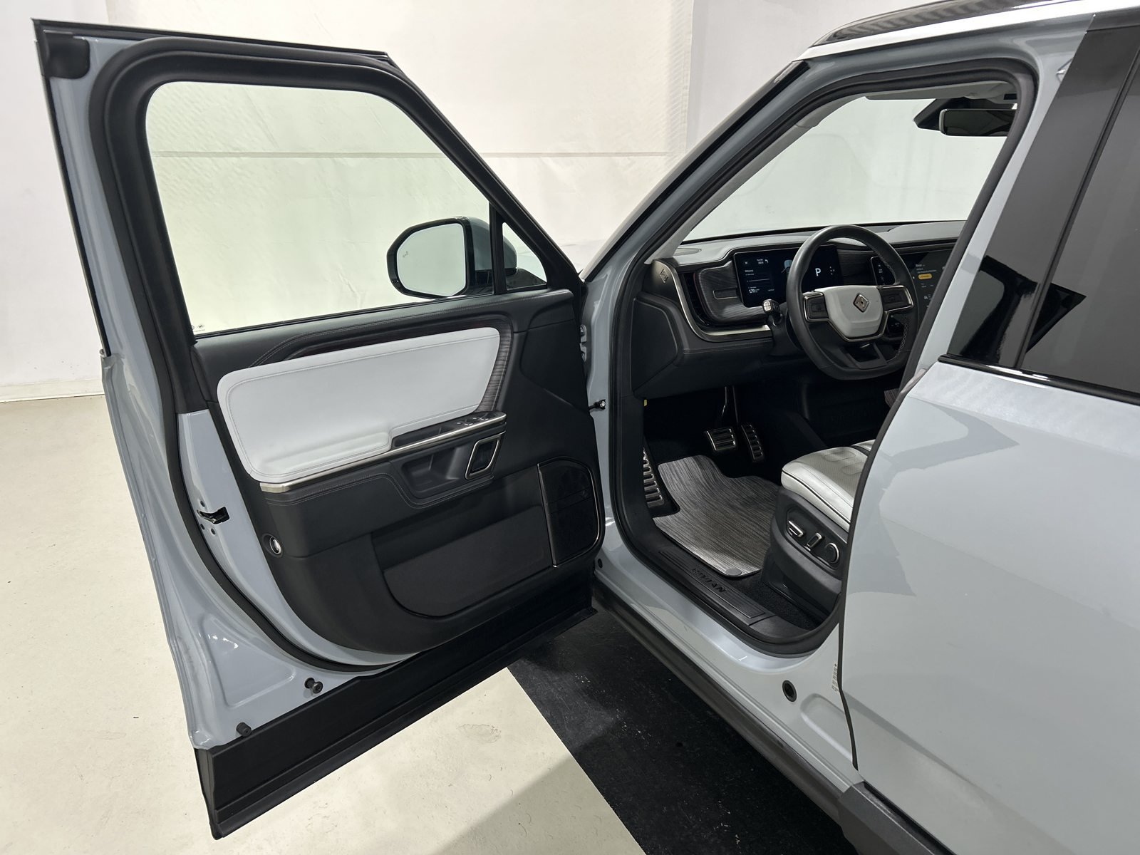 Used 2023 Rivian R1S Launch Edition Quad AWD/4WD image 16
