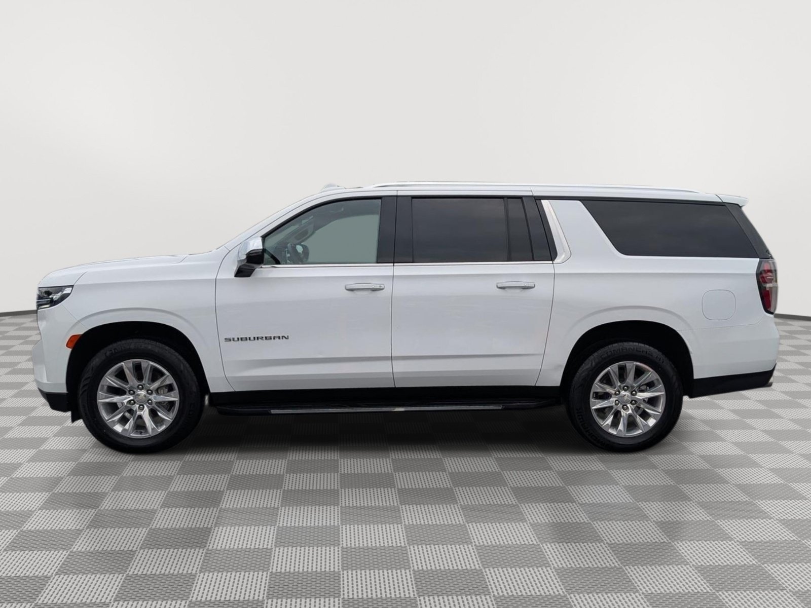 Used 2024 Chevrolet Suburban Premier RWD image 2