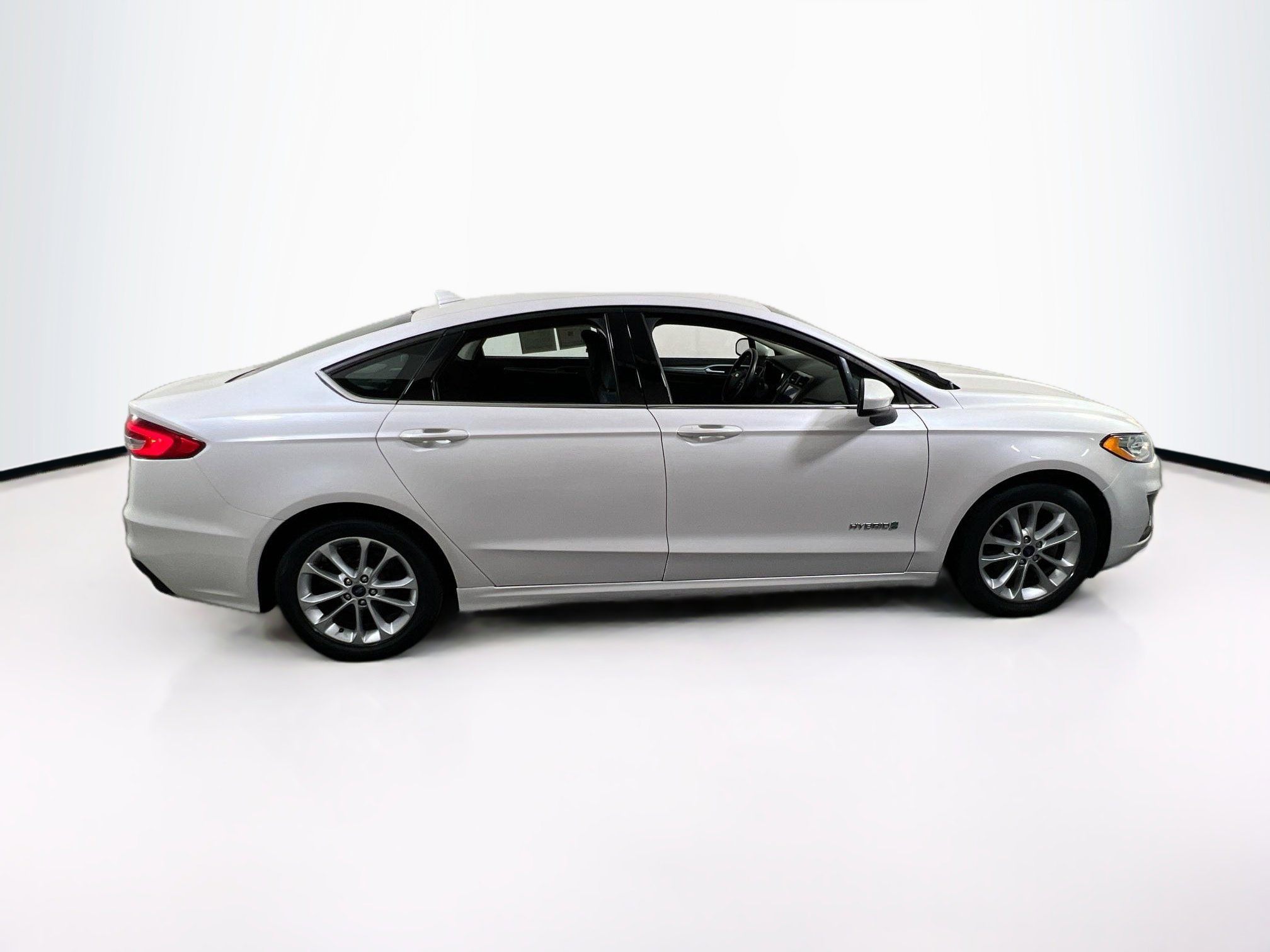 Used 2019 Ford Fusion SE FWD image 4