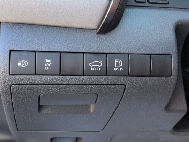 Certified 2020 Toyota Camry LE image 25