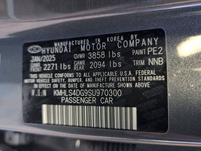 Used 2025 Hyundai Elantra SEL FWD image 35