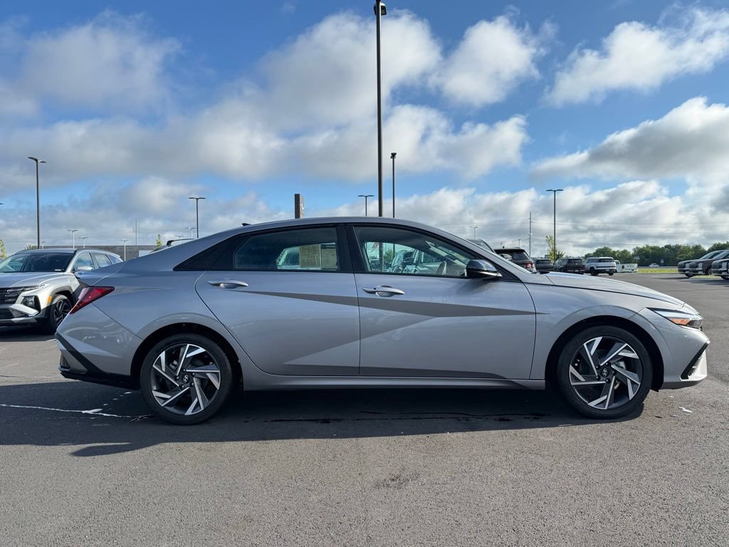 Certified 2025 Hyundai Elantra Sport FWD image 4