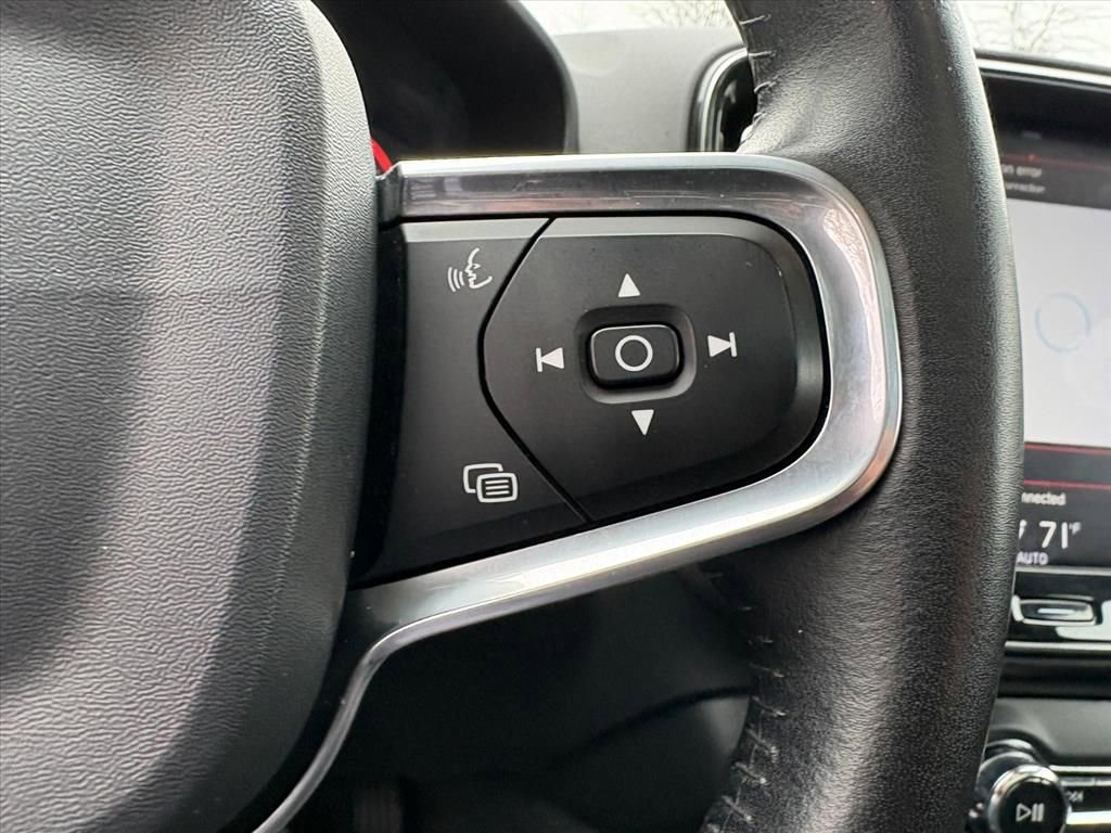 Used 2020 Volvo XC40 T5 Momentum image 11