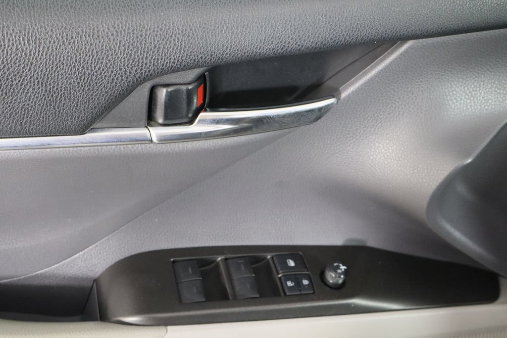 Used 2021 Toyota Camry SE w/ Convenience Package FWD image 22