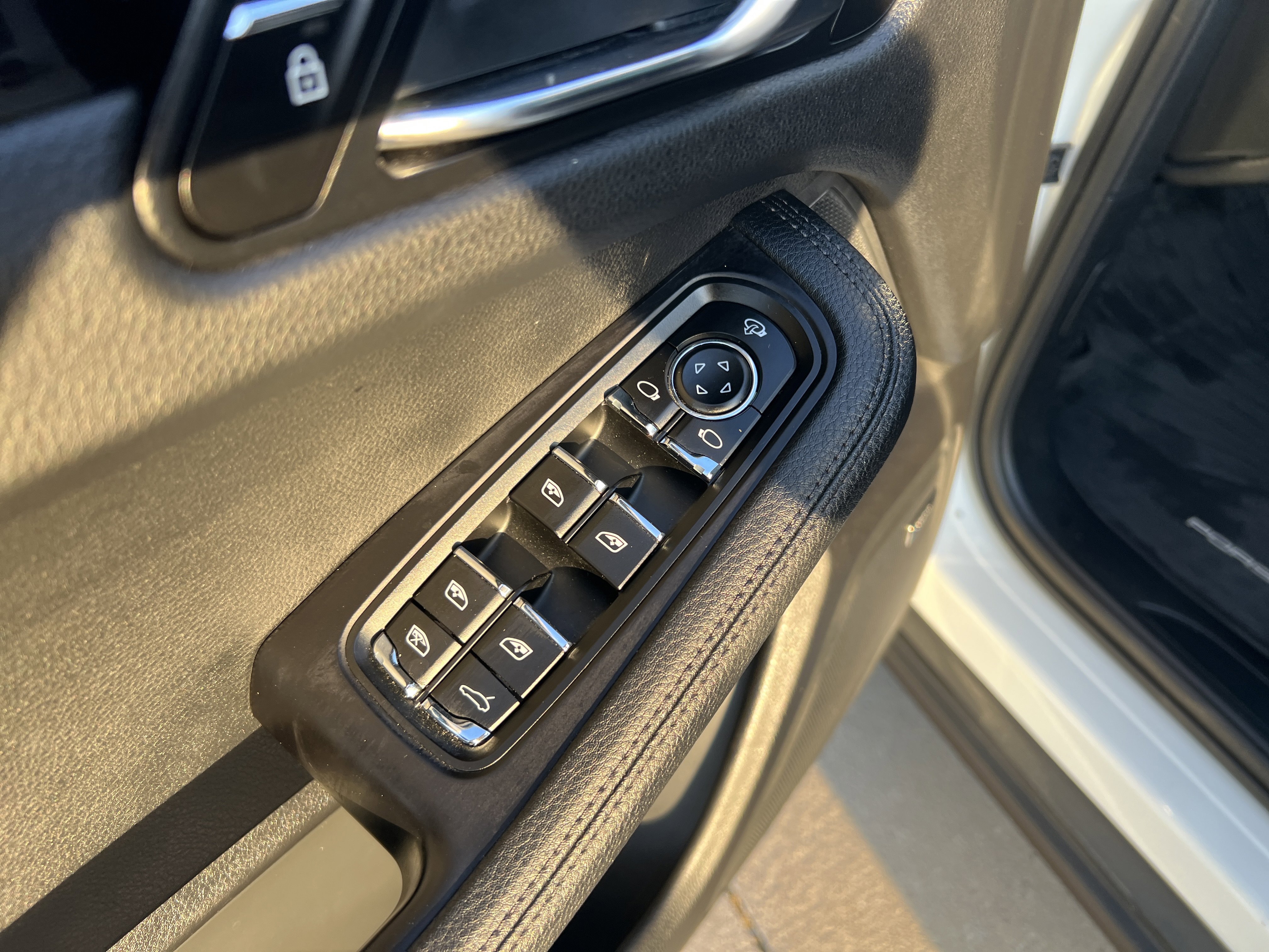 Used 2024 Porsche Macan image 14