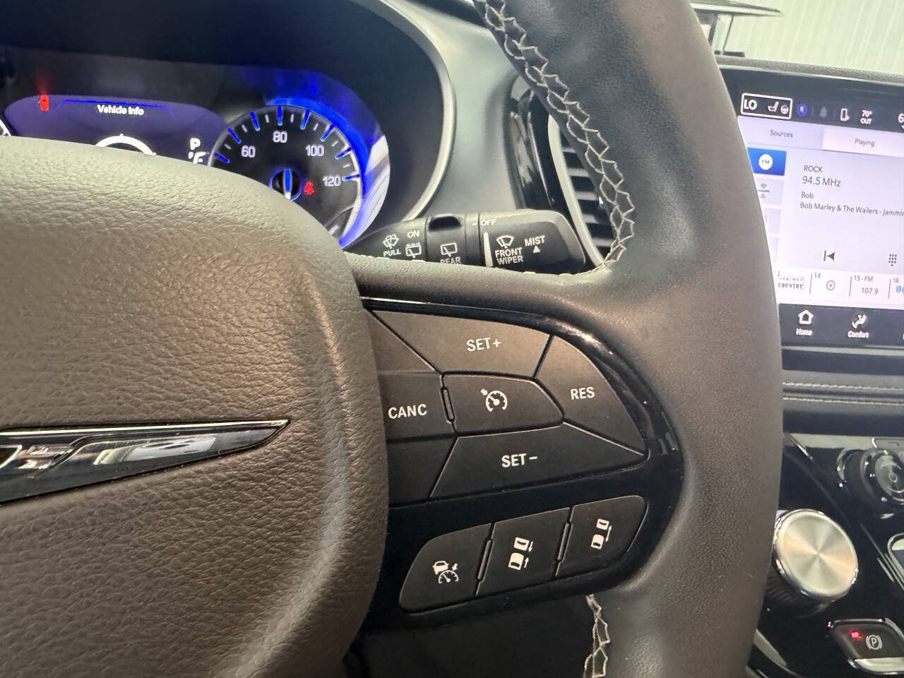 Used 2022 Chrysler Pacifica Touring FWD image 17