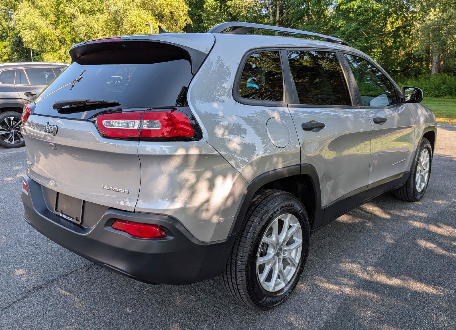 Used 2016 Jeep Cherokee Sport w/ Cold Weather Group AWD/4WD image 7
