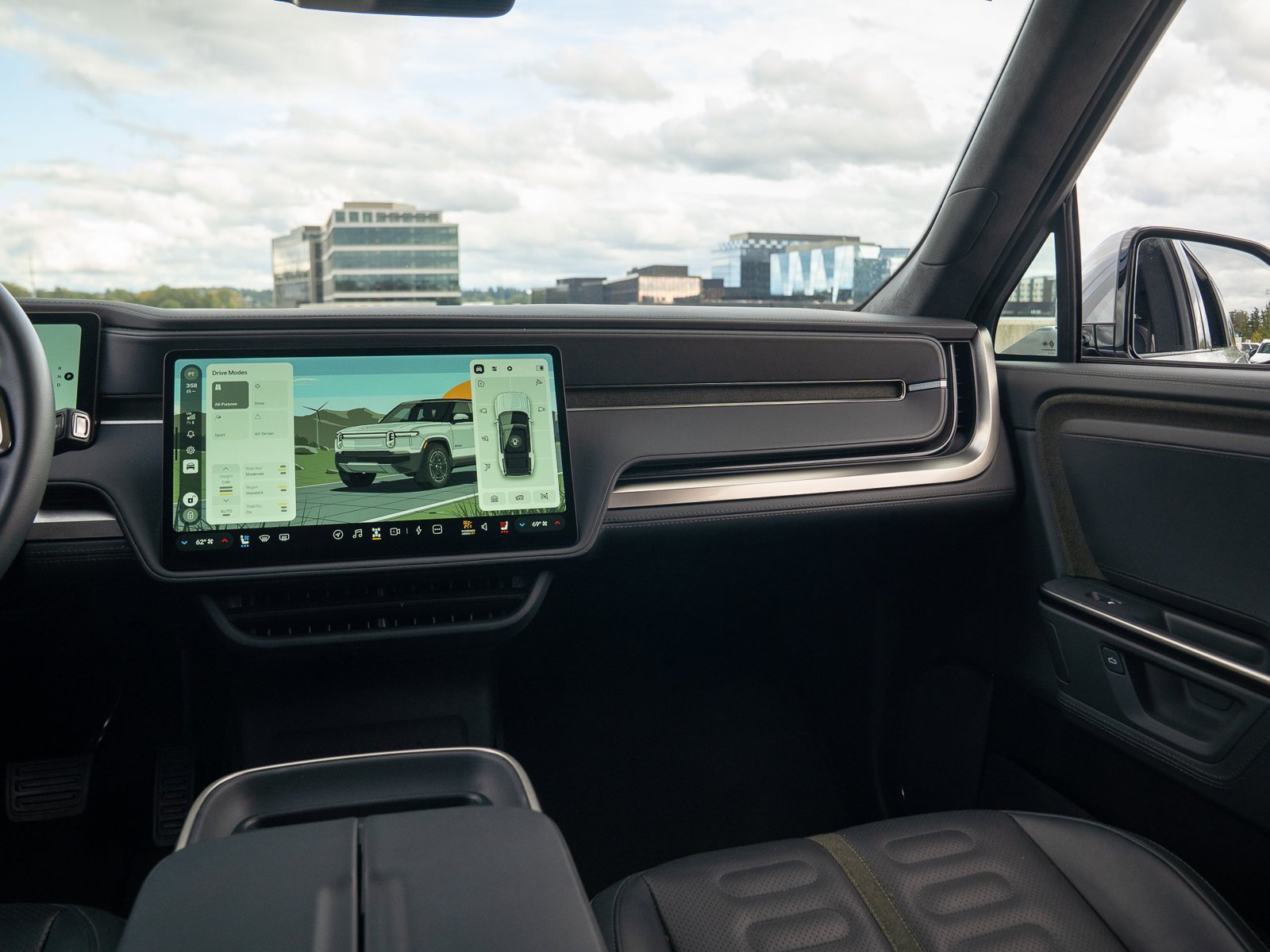 Used 2025 Rivian R1S Adventure Dual AWD/4WD image 19
